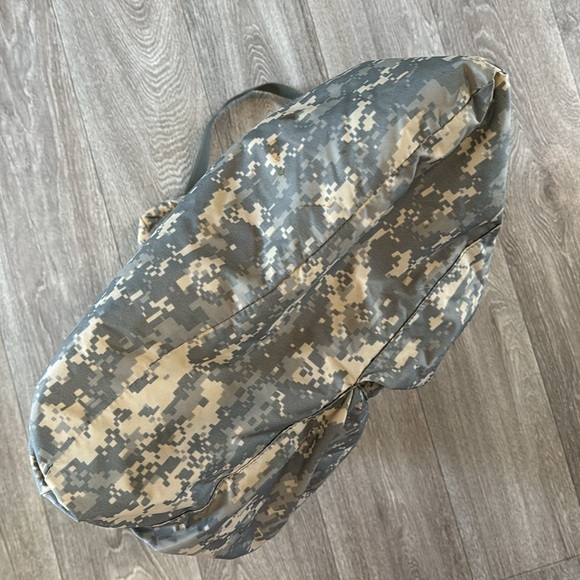 U.S. military bags ACU Flying Circle Bag and green flyer’s helmet bag - Picture 12 of 12